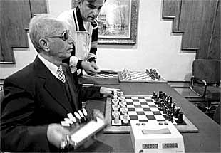 Un jugador ciego, en el torneo de Linares.