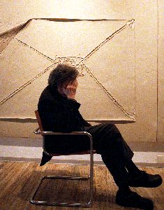 El artista Antoni Tápies, ayer, ante su cuadro Diptic dels sobres, en la galería Soledad Lorenzo, de Madrid.