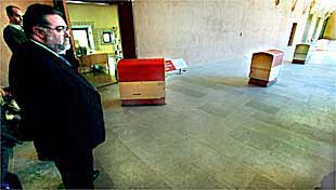 El consejero de Cultura, Manuel Tarancón, ayer, observando el funcionamiento de los robots de la Biblioteca Valenciana.