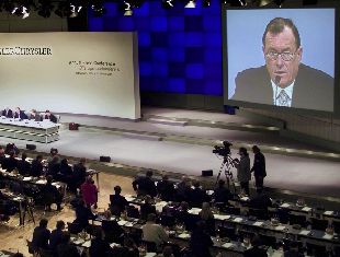 El presidente de DaimlerChrysler, Jürgen Schrempp, en el acto de ayer en Stuttgart.