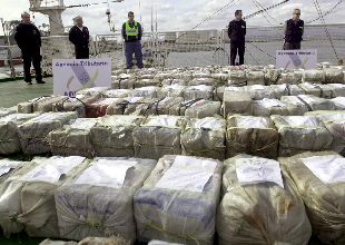Funcionarios de Aduanas, ayer junto al alijo de cocaína desembarcado en el puerto de Vilagarcía de Arousa.