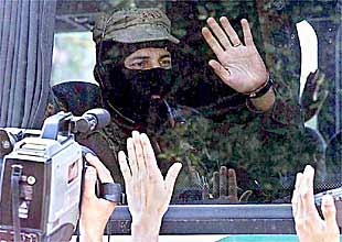 El  subcomandante  Marcos saluda a sus seguidores en Tuxtla Gutiérrez, en la primera parada de su marcha.