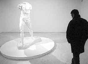    L'homme qui marche,  pieza de August Rodin que se expone en la muestra del Koldo Mitxelena.