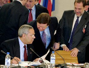 Collin Powell, George Robinson y Javier Solana, ayer en la sede de la OTAN en Bruselas.