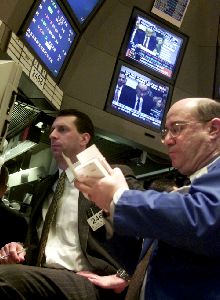 Las pantallas de Wall Street siguen ayer el discurso de Greenspan.