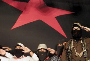 El  subcomandante  Marcos (a la derecha) y otros líderes zapatistas cantan ayer el himno nacional mexicano en la ciudad de Puebla.