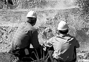 Dos trabajadores en la mina de Boliden, en Aznalcóllar, en una fotografía de archivo.