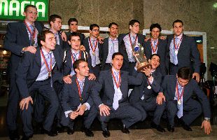 La selección de fútbol sala posa con el trofeo de campeona de Europa, ayer en Barajas.