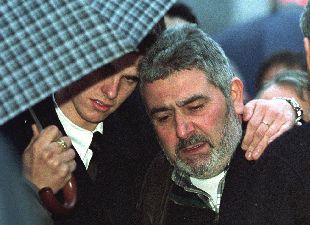 Laureano Oubiña y David, hijo de Esther Lago, ayer durante el entierro de la esposa del narcotraficante.