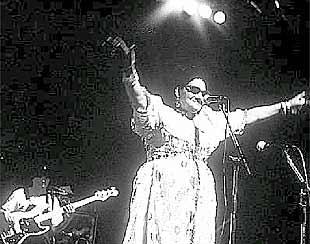 La cantante argelina de  raï  Cheikha Rimitti durante una actuación en directo.