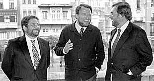 Juan Manuel López Benjumea, Alfredo Sánchez Monteseirín e Isidoro Beneroso, ayer, antes de la reunión en el Ayuntamiento de Sevilla.