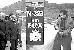 El ministro de Fomento, Francisco Álvarez Cascos, inaugura el tramo de la autovía.