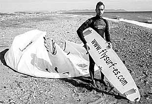 Juan Torreblanca muestra su equipo para practicar el    flysurf. 