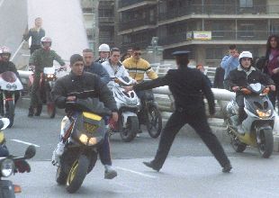 Avalancha de motos tras la mascletá, que la policía apenas pudo controlar.