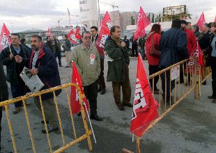 El líder de UGT, Rafael Recuenco, ayer, en un piquete en las obras de la Ciudad de las Ciencias.