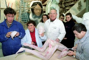 El artista Martínez Mollá, ayer en su taller, con varios ayudantes improvisados.
