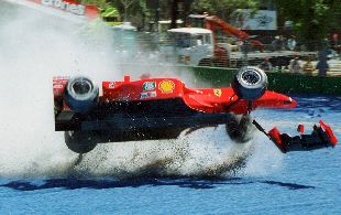 El tricampeón mundial Michael Schumacher sufrió ayer en Melbourne un aparatoso accidente del que salió ileso a pesar de que su Ferrari quedó destrozado.
