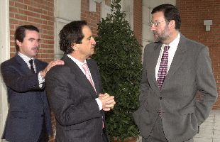 De izquierda a derecha: José María Aznar y los ministros de la Presidencia, Juan José Lucas, y de Interior, Mariano Rajoy.