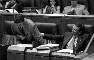 El portavoz del Gobierno vasco, Josu Jon Imaz (a la izquierda), es saludado por Juan José Ibarretxe, ayer en el pleno del Parlamento vasco, en Vitoria.