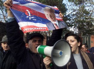 Simpatizantes del ex presidente Milosevic protestan ante su domicilio por la amenaza de procesarle.