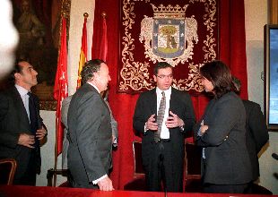 Álvarez del Manzano (segundo por la izquierda) y Ruiz Gallardón (en el centro), ayer en el Ayuntamiento.