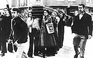 Varias mujeres llevan a hombros por las calles de Vitoria el féretro de uno de los fallecidos, en medio de una multitudinaria manifestación de duelo.