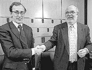 Alonso (izquierda) y Loza se estrechan la mano en la presentación de su pacto presupuestario.