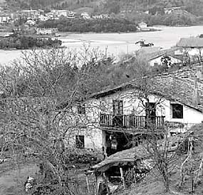 Kanala completa sus vistas de Urdaibai con el atractivo de sus caseríos.