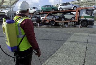 Desinfección en Inglaterra de un camión cargado con automóviles destinados a Francia, poco antes de pasar el Eurotúnel.