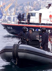 Fuerzas de seguridad italianas patrullaban ayer el puerto de Trieste.