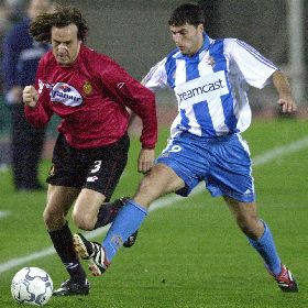 El jugador del Mallorca Miquel Soler disputa un balón al jugador del Deportivo durante el partido de ayer.