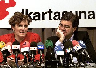 La presidenta de EA, Begoña Erratzi, y el secretario general, Gorka Knoor, ayer en Vitoria.