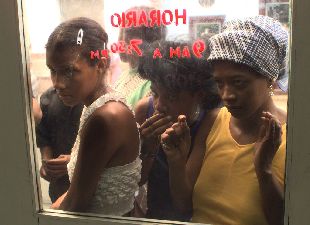 Un grupo de cubanas observa los productos de una tienda de La Habana el día de Año Nuevo.