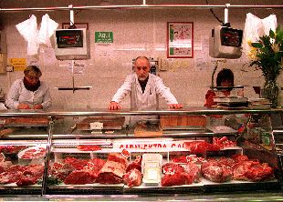 Carnicería barcelonesa, con el certificado de calidad al fondo.