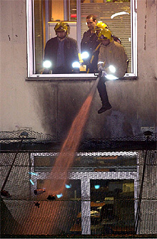 Los bomberos, en la sede del diario  El Correo , tras el ataque de anoche.