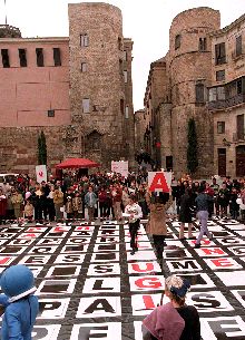 Crucigrama gigante realizado ayer en la plaza de la Catedral.