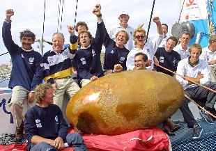Altadill, el primero a la izquierda de la imagen y con bigote, posando ayer en Marsella con la tripulación del  Club Med. 