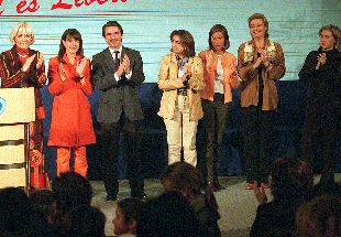 Teófila Martínez, María Elena Bustillo y José María Aznar, ayer, junto a otras dirigentes del PP.