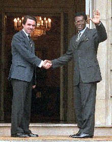 Aznar recibe a Obiang, ayer, en La Moncloa.