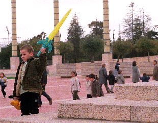 Un niño, a la entrada del espectáculo    Disney sobre hielo, aventuras en la selva,  en el Palau Sant Jordi.