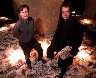 Jordi Balló (izquierda) y Frederic Amat, en el espacio que recrea la escena de    Ciudadano Kane, .