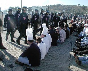 Manifestantes franceses cortan el paso de la autopista a la altura de Le Bolou, junto a La Jonquera.