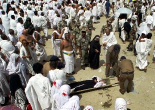 Una mujer herida por la avalancha humana en La Meca recibe atención sanitaria ayer en Mena.