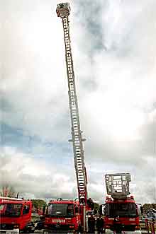 Los nuevos vehículos del parque de bomberos, en su presentación, ayer, en Las Rozas.