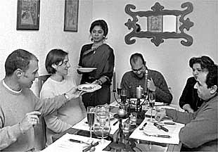 Fátima Zaman, de pie, mientras ofrece diversos platos de India a sus alumnos.