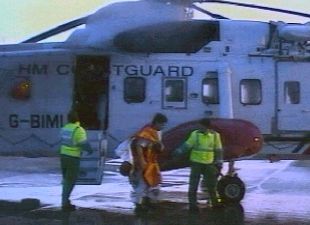 Uno de los marineros rescatados abandona el helicóptero que le llevó a tierra.