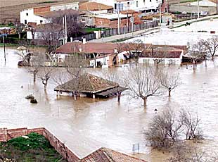 Casas inundadas por el desbordamiento del Pisuerga, ayer en Valladolid.