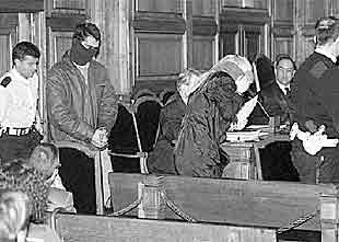 Los dos acusados a su llegada al juicio.