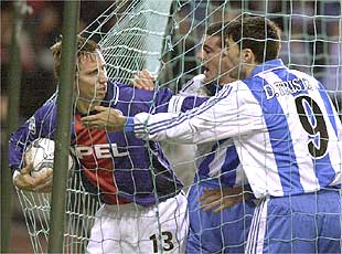 Tristán y Pandiani intentan arrebatar el balón a Dehu tras uno de los goles del Deportivo.