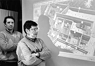 Bernardo Almotacid (izquierda) y Francisco José Sánchez, durante el curso de domótica celebrado en Jaén.